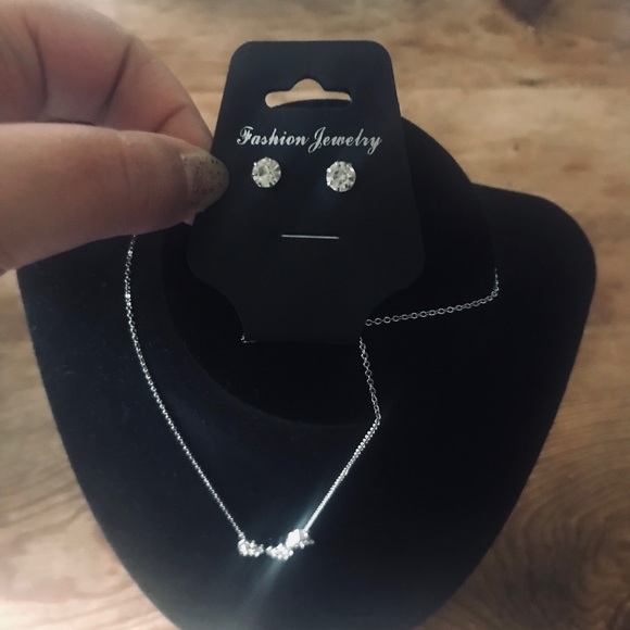 💎LAST ONE💎 Silver 3 heart crystal necklace - Picture 6 of 6